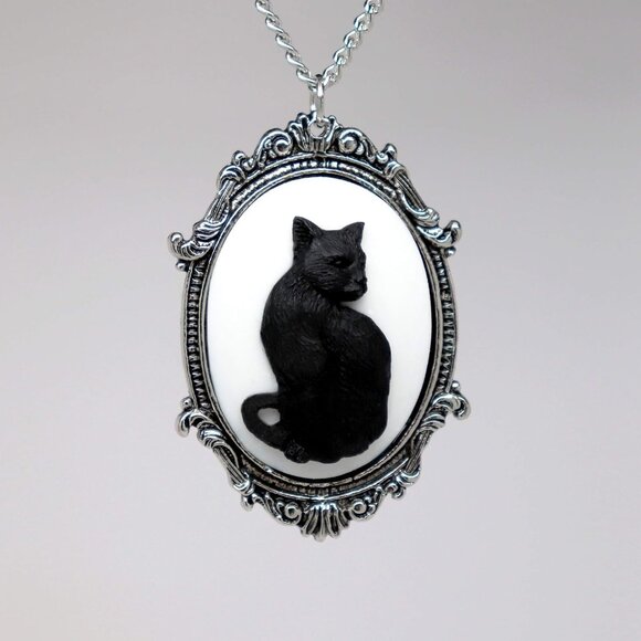 Black Cat Cameo in Antique Silver Finish Pewter Frame Pendant Necklace - Picture 5 of 6
